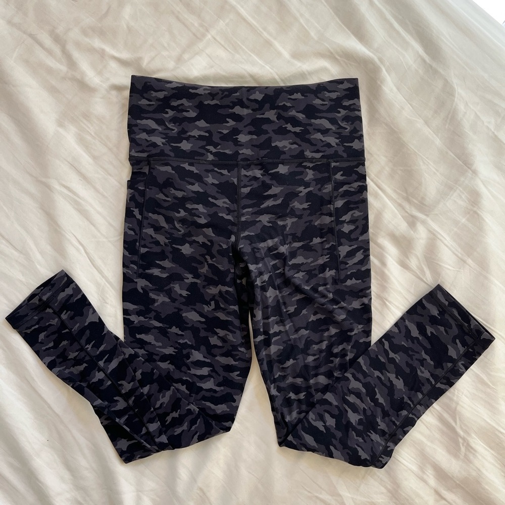Athleta Salutation Stash Pocket II Printed 7/8 tight leggings size SP camo black